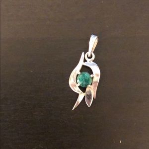 18k white gold pendant with green stone